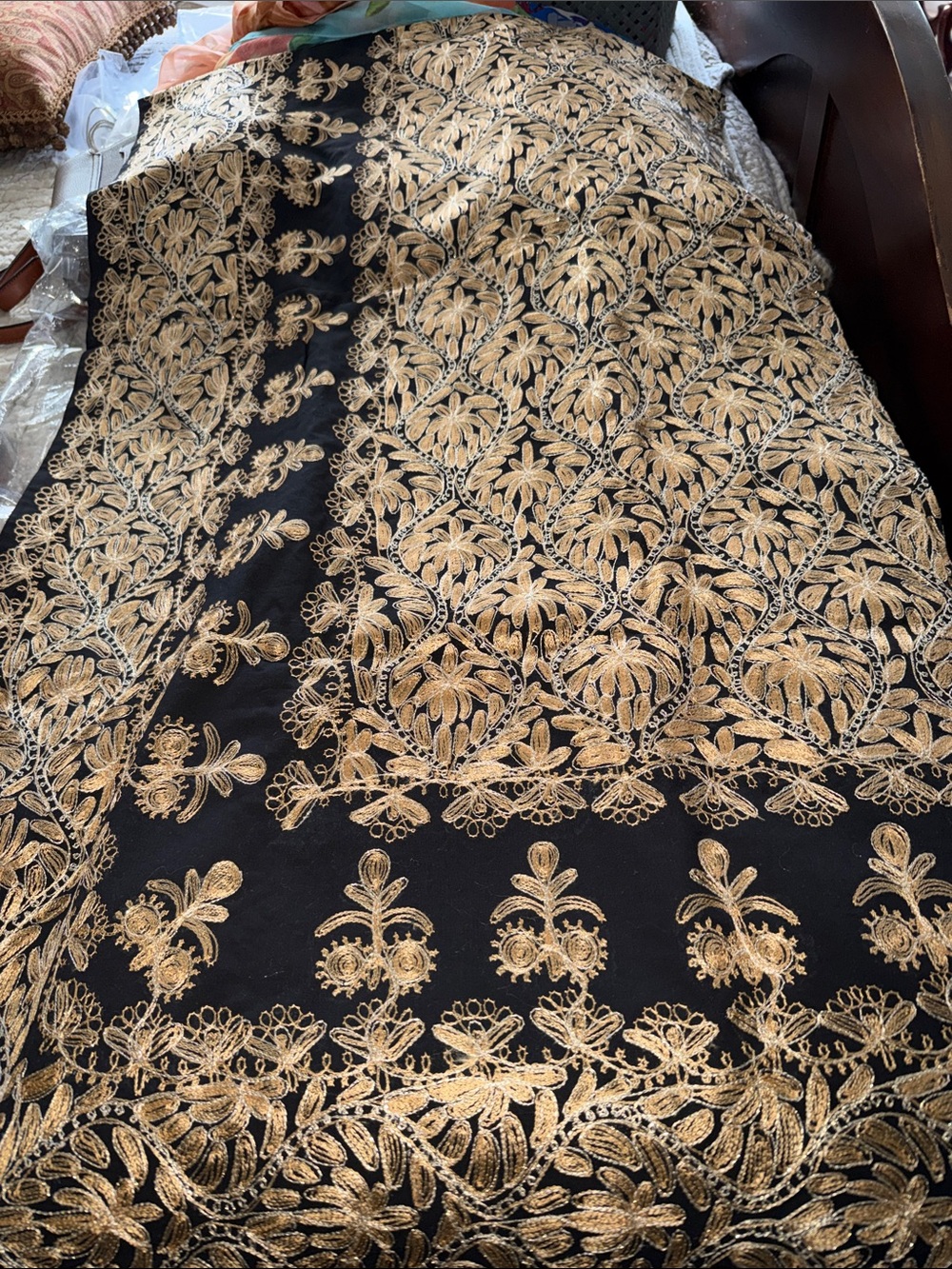 Black and Gold Embroidered Table cloth 98” by 60” Caravan 12 napkins exquisite